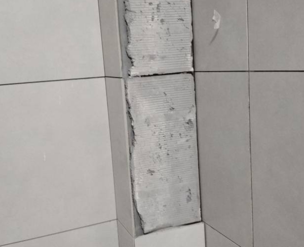 高密瓷砖空鼓维修公司分享下瓷砖施工前基层浇水润湿程度不足，可能导致以下问题